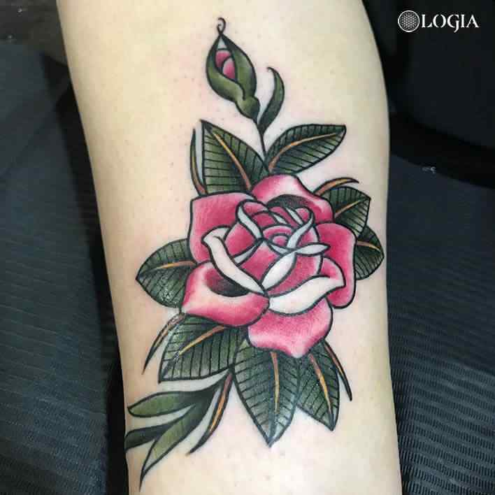 tatuaje-brazo-rosa-logia-barcelona-laia-desole  